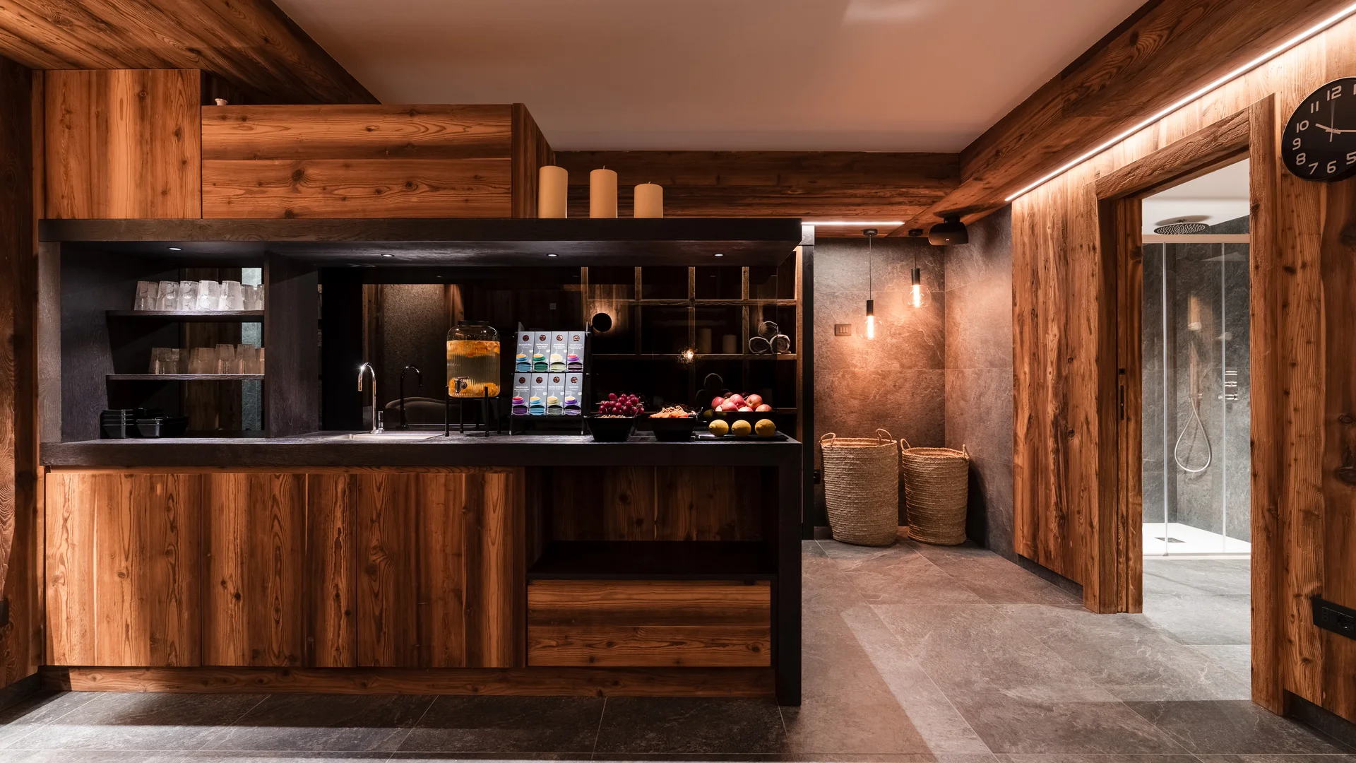 Il tuo Chalet ad Arabba: Chalet Barbara, charme alpino. Angolo cucina in legno con bevande e frutta in ambiente moderno