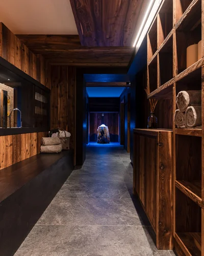 Il tuo Chalet ad Arabba: Chalet Barbara, charme alpino. Corridoio interno con scaffali in legno e asciugamani arrotolati