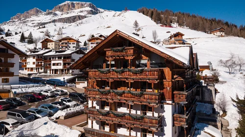 Il tuo Chalet ad Arabba: Chalet Barbara, charme alpino. Hotel in legno con balconi in un paesaggio innevato di montagna
