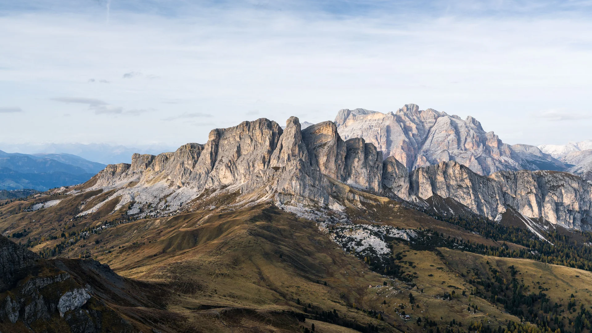 Il tuo Chalet ad Arabba: Chalet Barbara, charme alpino. Vista panoramica delle montagne rocciose con cielo nuvoloso