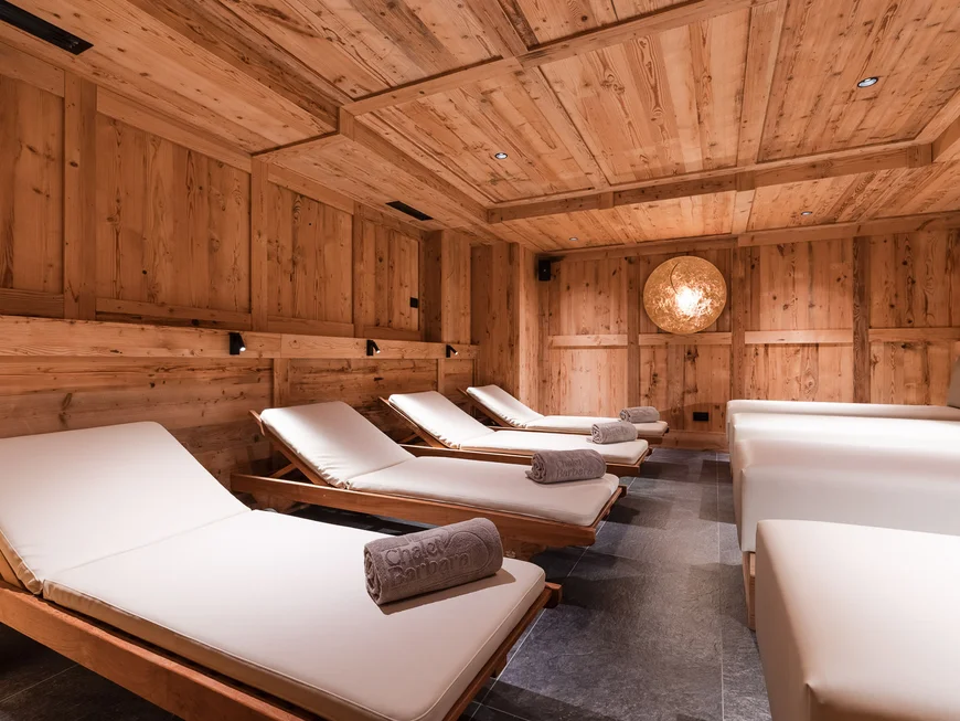 Il tuo Chalet ad Arabba: Chalet Barbara, charme alpino. Sala relax in legno con lettini imbottiti e asciugamani arrotolati